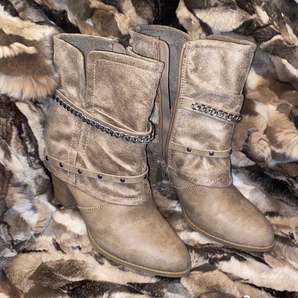 Like new Jellypop Tan Ankle Boots with Chain Detail
